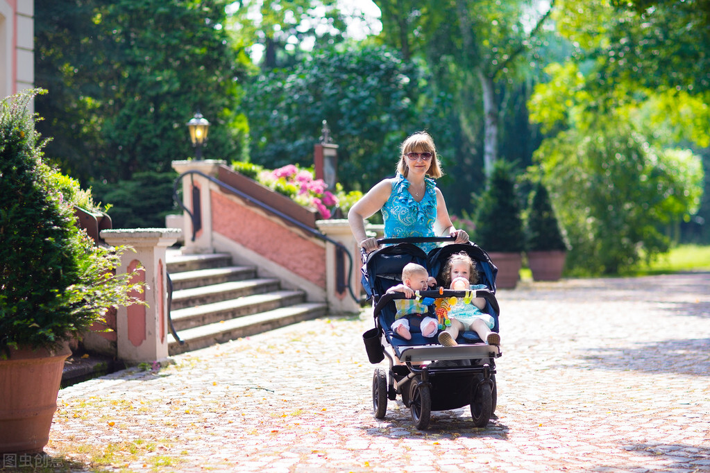 10个月宝宝坐婴儿车爬起来,10个月宝宝推车太晃