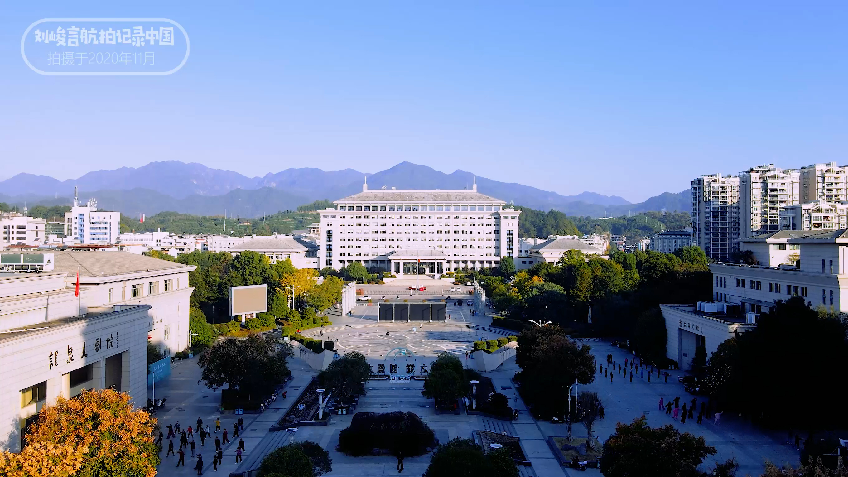 龙泉的青瓷宝剑有名气,为什么龙泉盛产宝剑