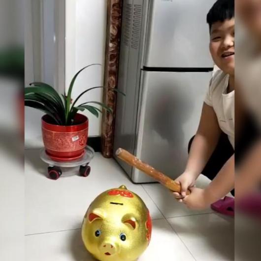 孩子砸开存钱罐竟然全是金子,小孩子砸猪存钱罐小视频