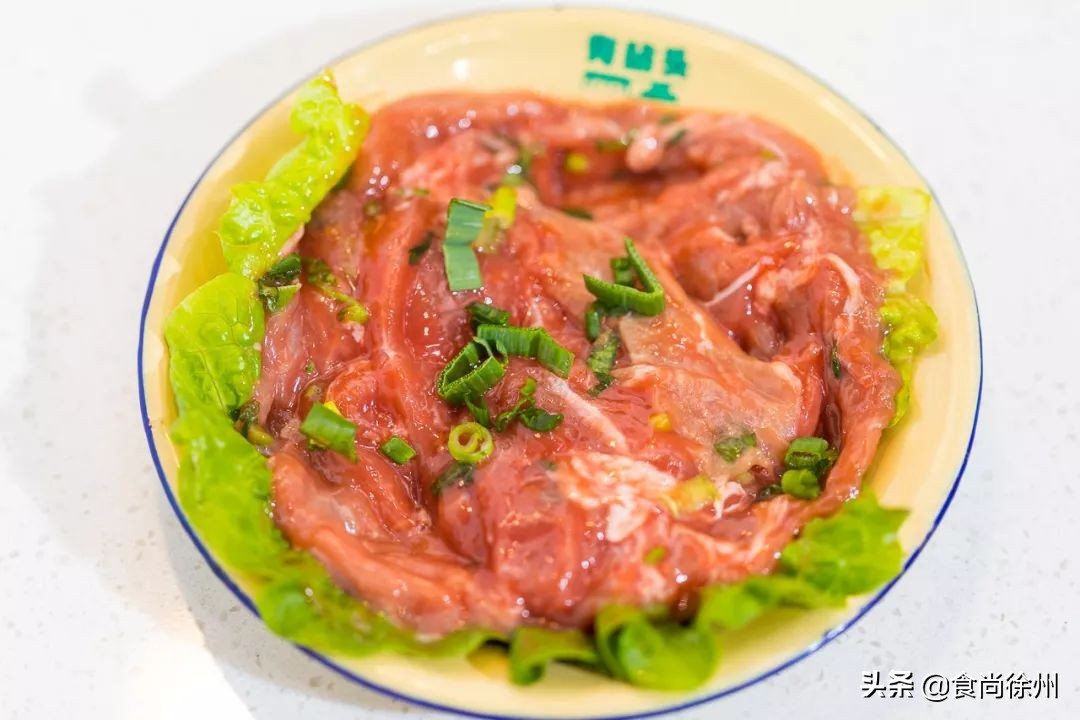 徐州闹市一角，还原了80年代的市井范儿！笸箩上菜，98元吃17样！