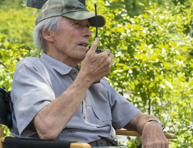 保安一夜间成重案凶犯，这个90岁的好莱坞传奇，新片让我脊背发凉