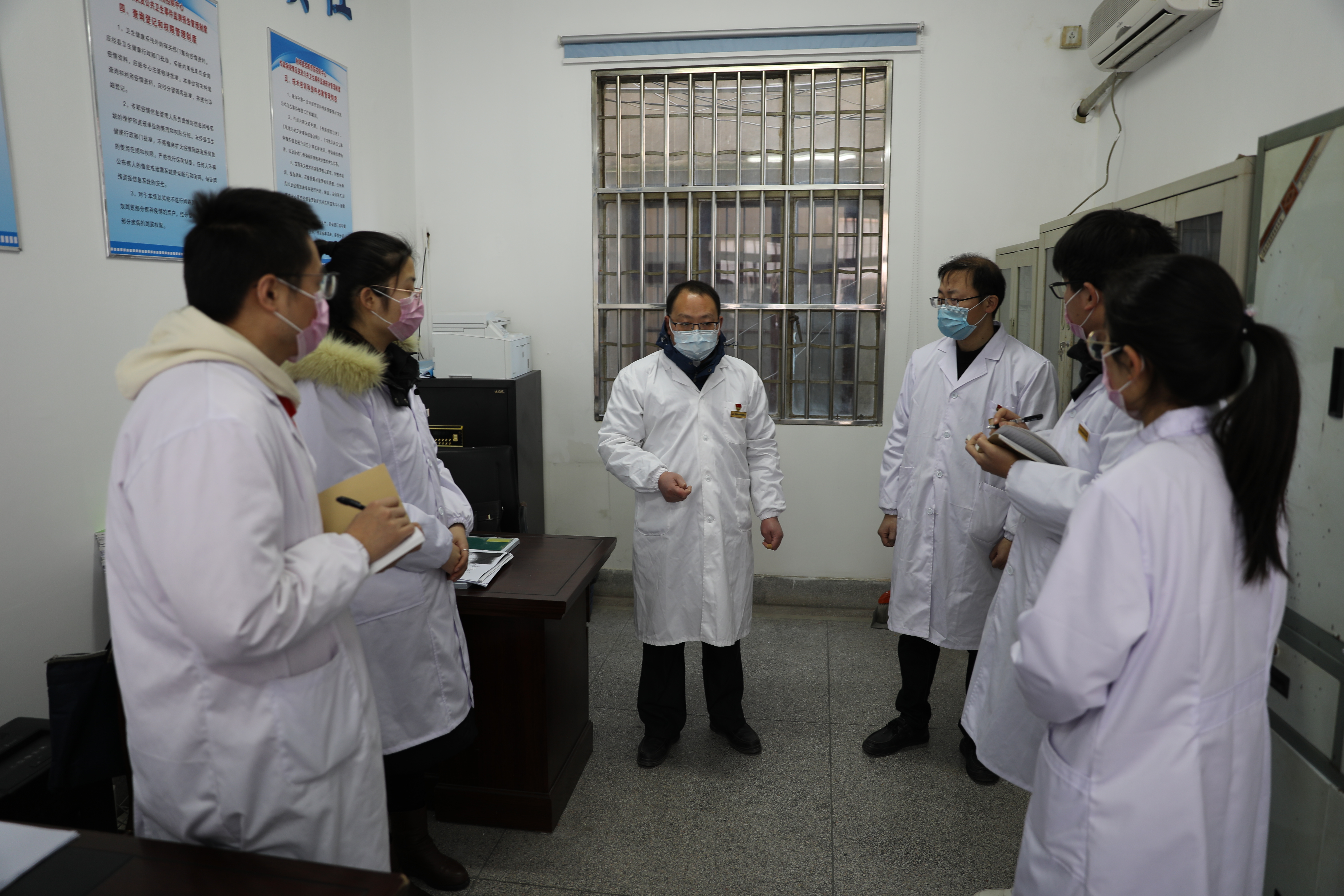 抗击疫情战线上的疾控战士,疫情防控路上的逆行战士