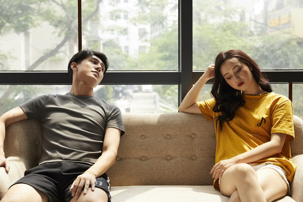 老婆偷见前任老公发现发飙,老婆偷看异性怎么办