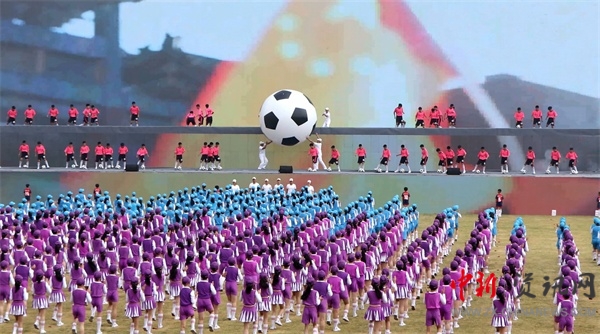 864名金明少年倾情演绎足球操为十运会和祖国生日深情献礼