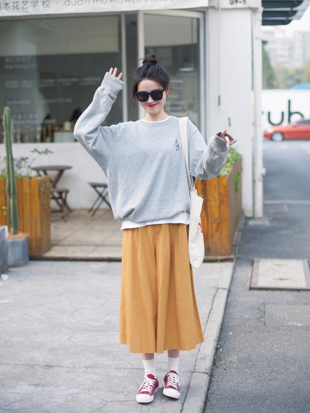裙子运动鞋搭配秋冬款,运动鞋搭配裙装这种造型更加时髦