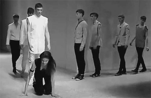 模特走路摔倒,模特走t台摔倒