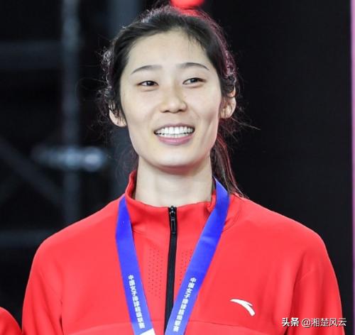 小细节看朱婷，球品人品真是好，排坛地位真的高，主任邀她站C位