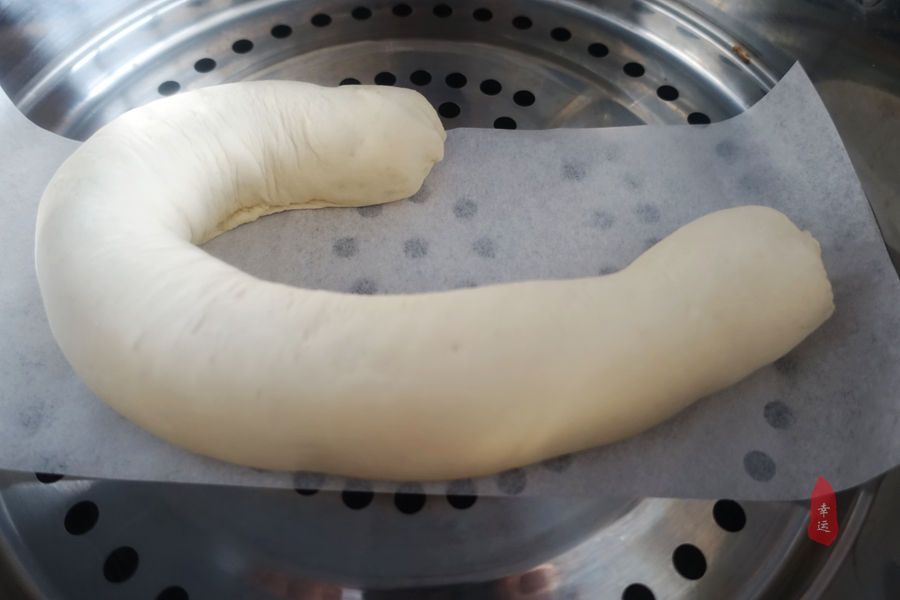 懒笼比包子、饺子都省事，盘在笼屉中，蒸熟后切开，家人分着吃