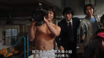 他拍过100多部电影,他拍了很多部电影英文