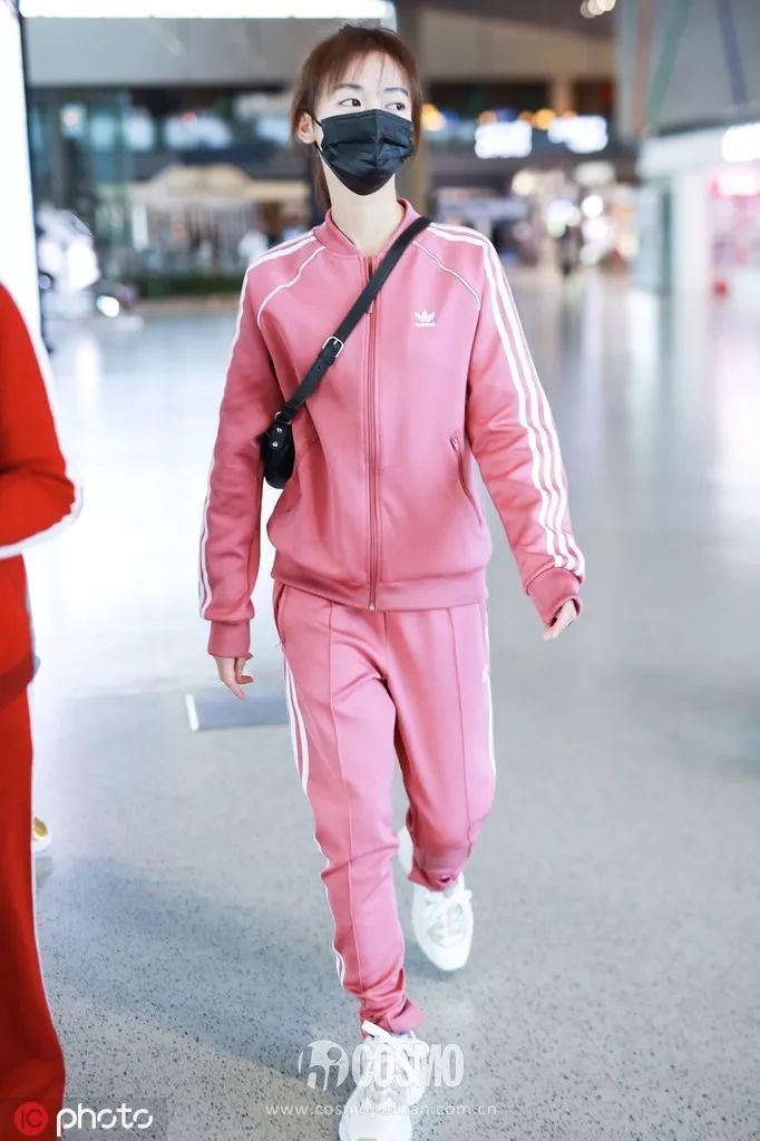 00后妹妹霸占年末荧屏却靠甜系穿搭霸占我的心