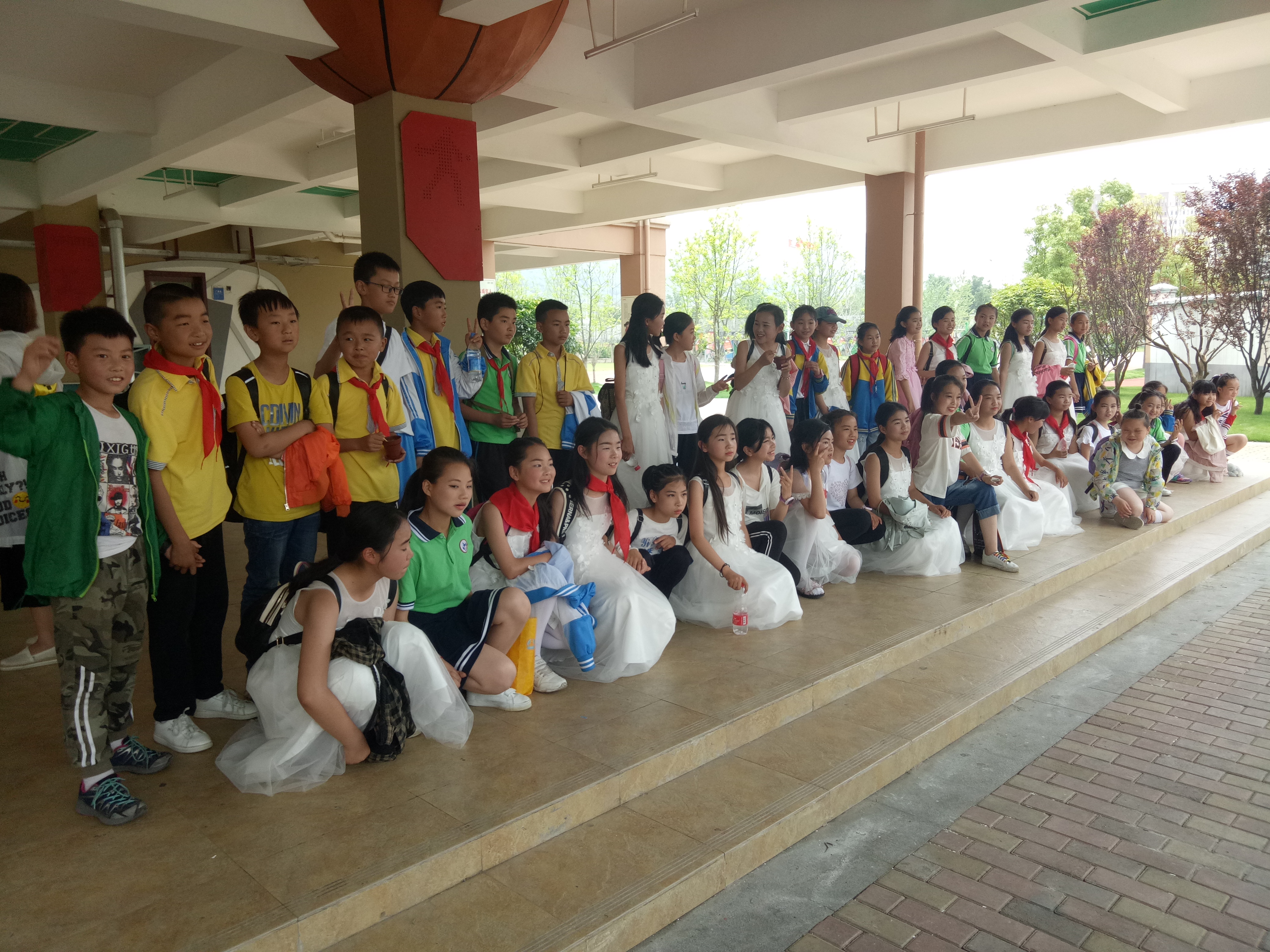 学校运动会班级解说词80字,学校运动会介绍简短英语