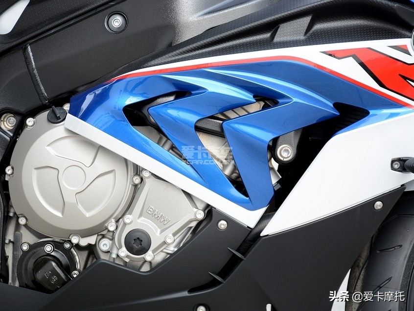 小姐姐骑着粉红色的仿赛摩托车,仿赛摩托车低座推荐