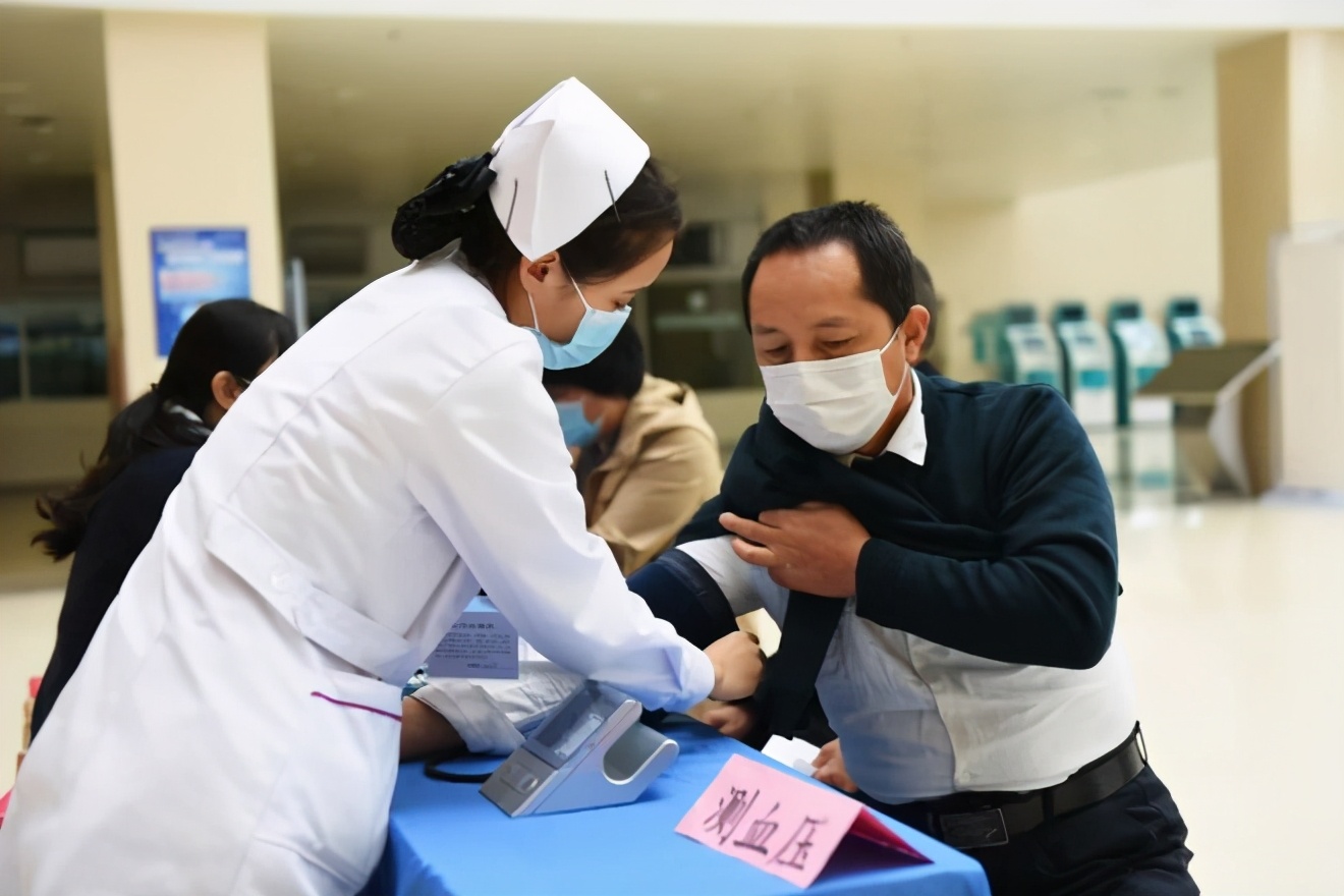 10月12日世界关节炎日义诊宣传,送温暖健康义诊