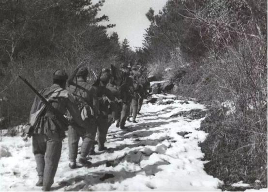 志愿军入朝第一战全歼韩军一个团,志愿军一个营被两个人包围