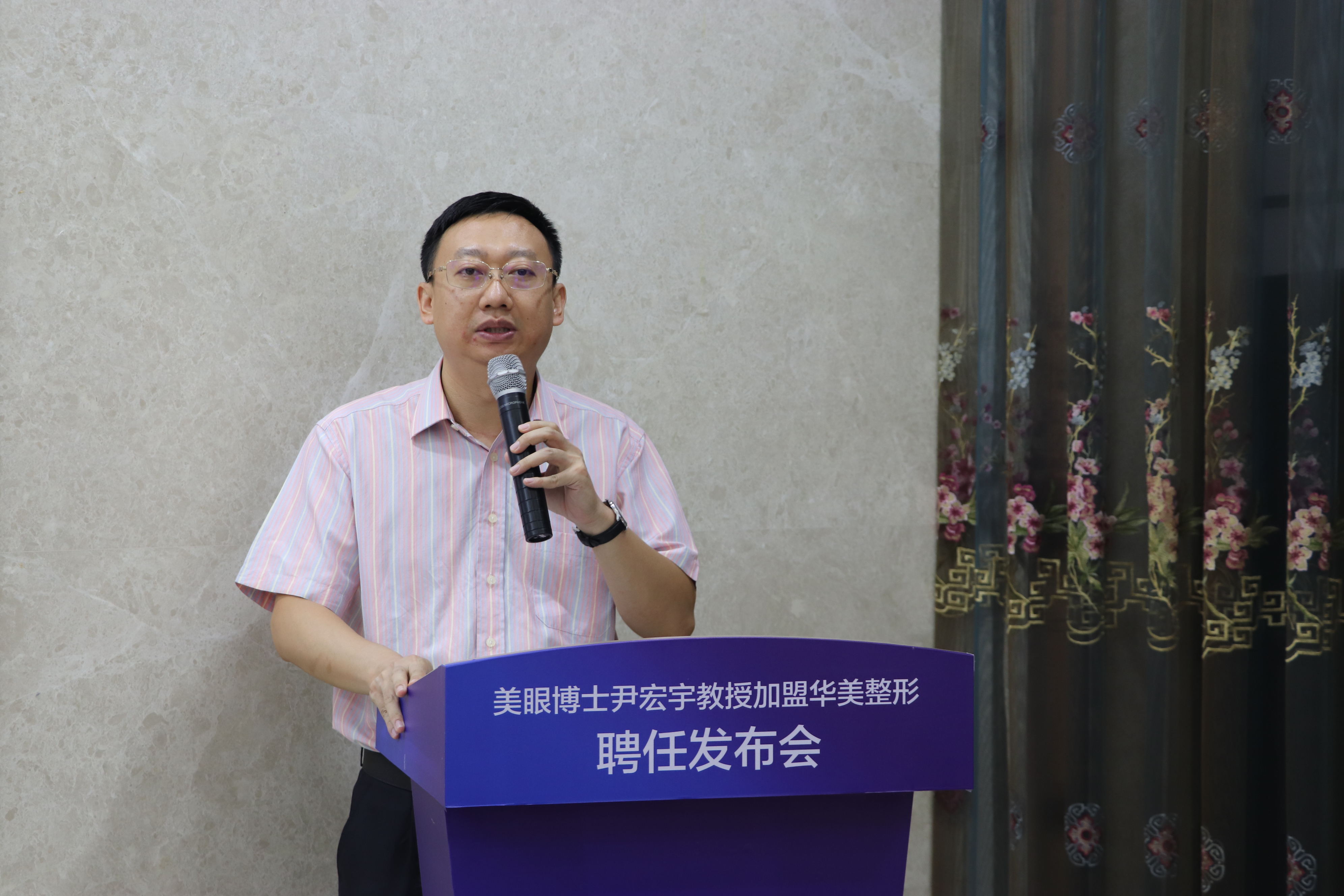 北京八大处整形医生双眼皮修复,华美整形集团