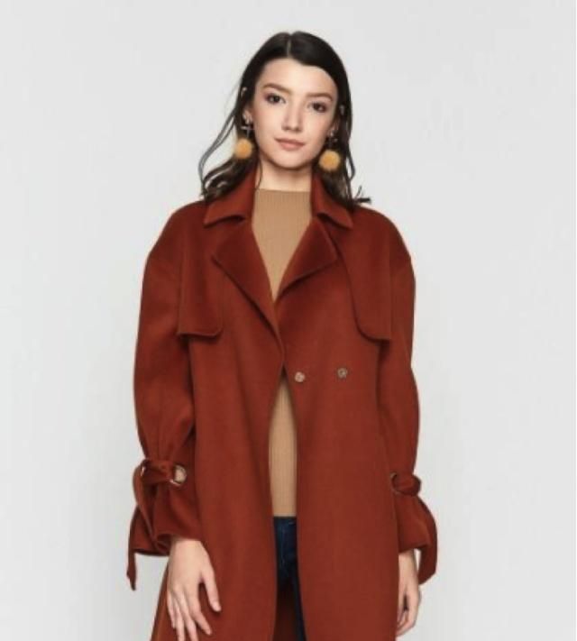 显白肤色黑穿搭图片女士,肤色偏黄的女生适合穿什么