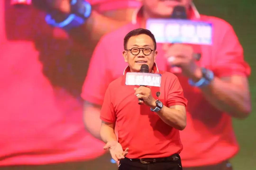 巨邦快乐集结号丨看见了，其中一艘游艇上，是我们的船长大舅哥