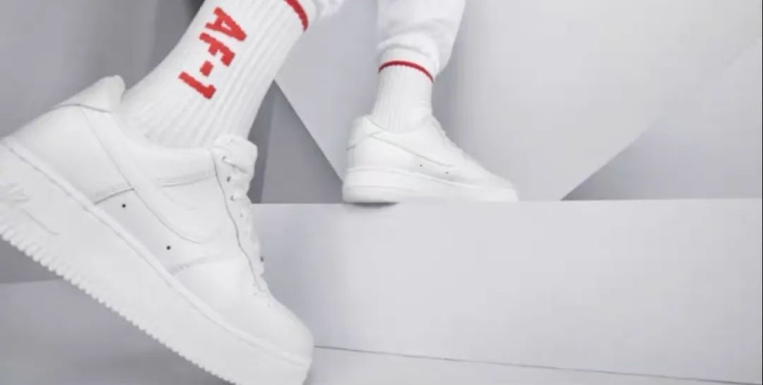 鞋柜怎么放春夏秋冬的鞋 (鞋柜必备的小白鞋)