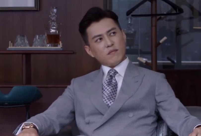 他曾是“职场男神”，娶“北电才女”李佳，今一家四口其乐融融