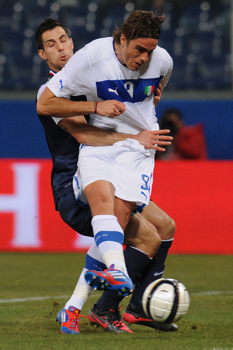 什么样的中场更适合现代足球,中场转身摆脱