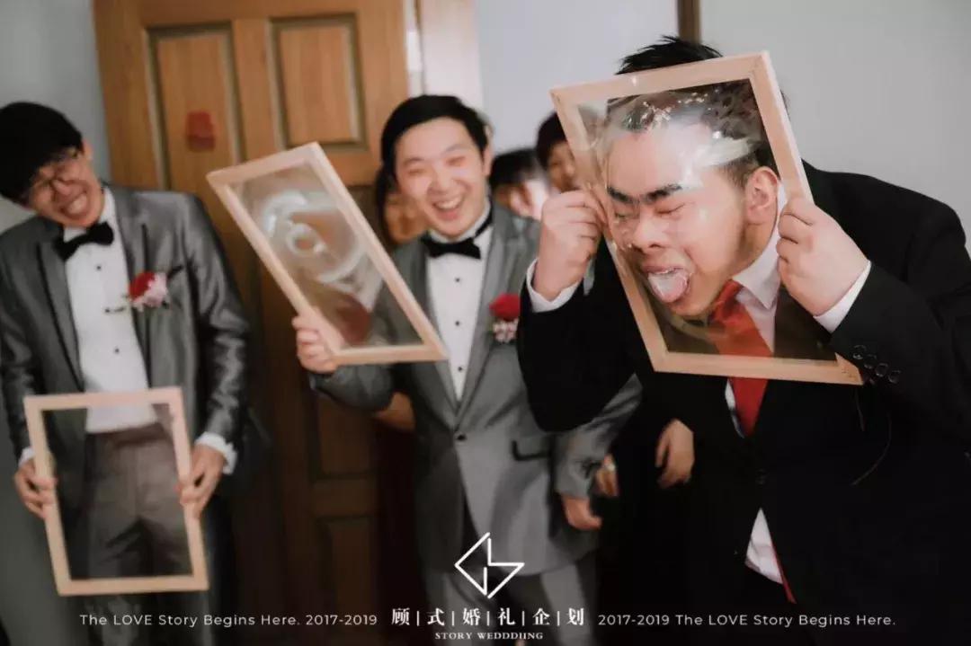 适合两个伴郎伴娘做的堵门游戏,整蛊伴郎几个游戏合适