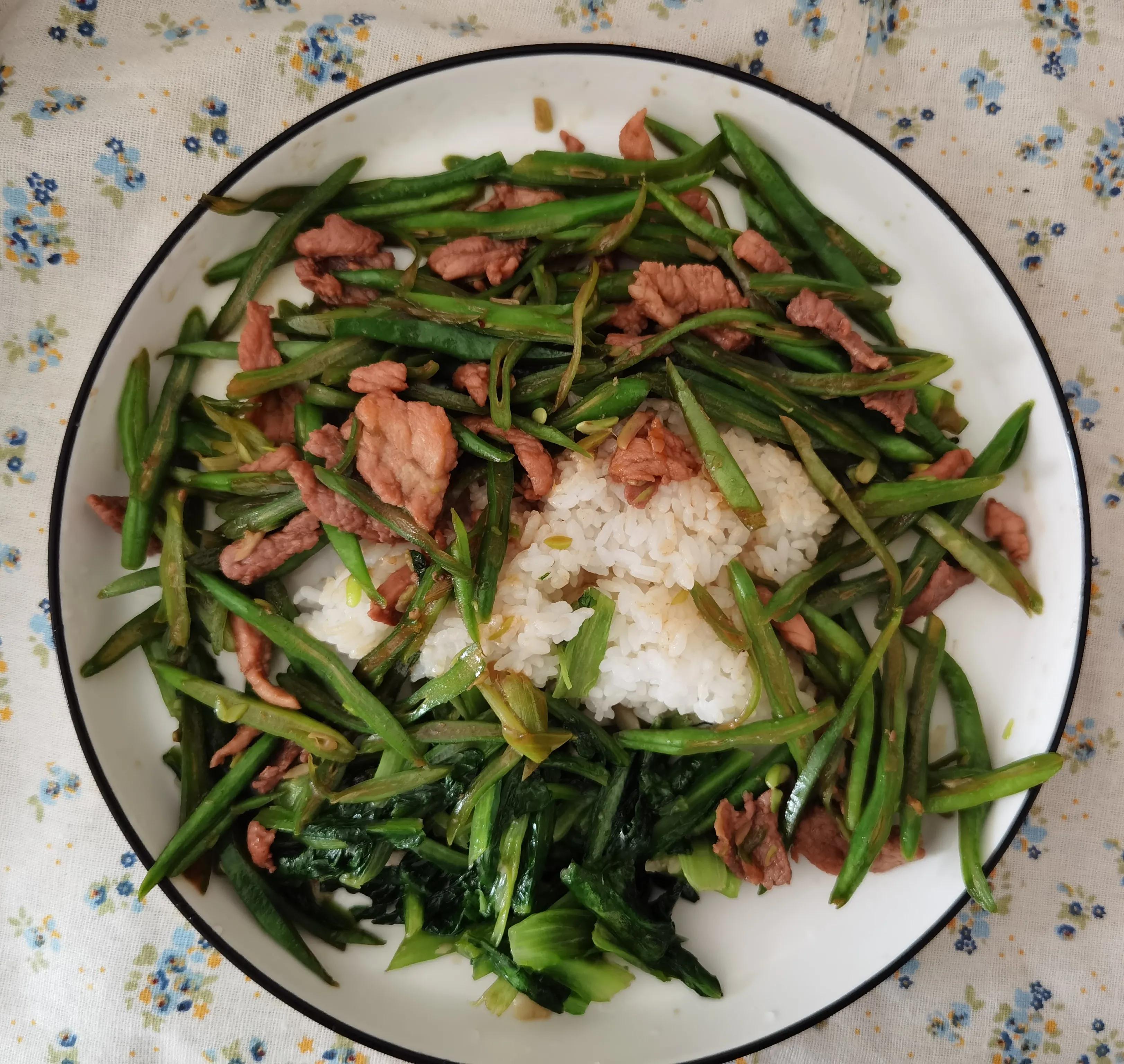 高考学子的晚餐开始了,高考孩子午餐