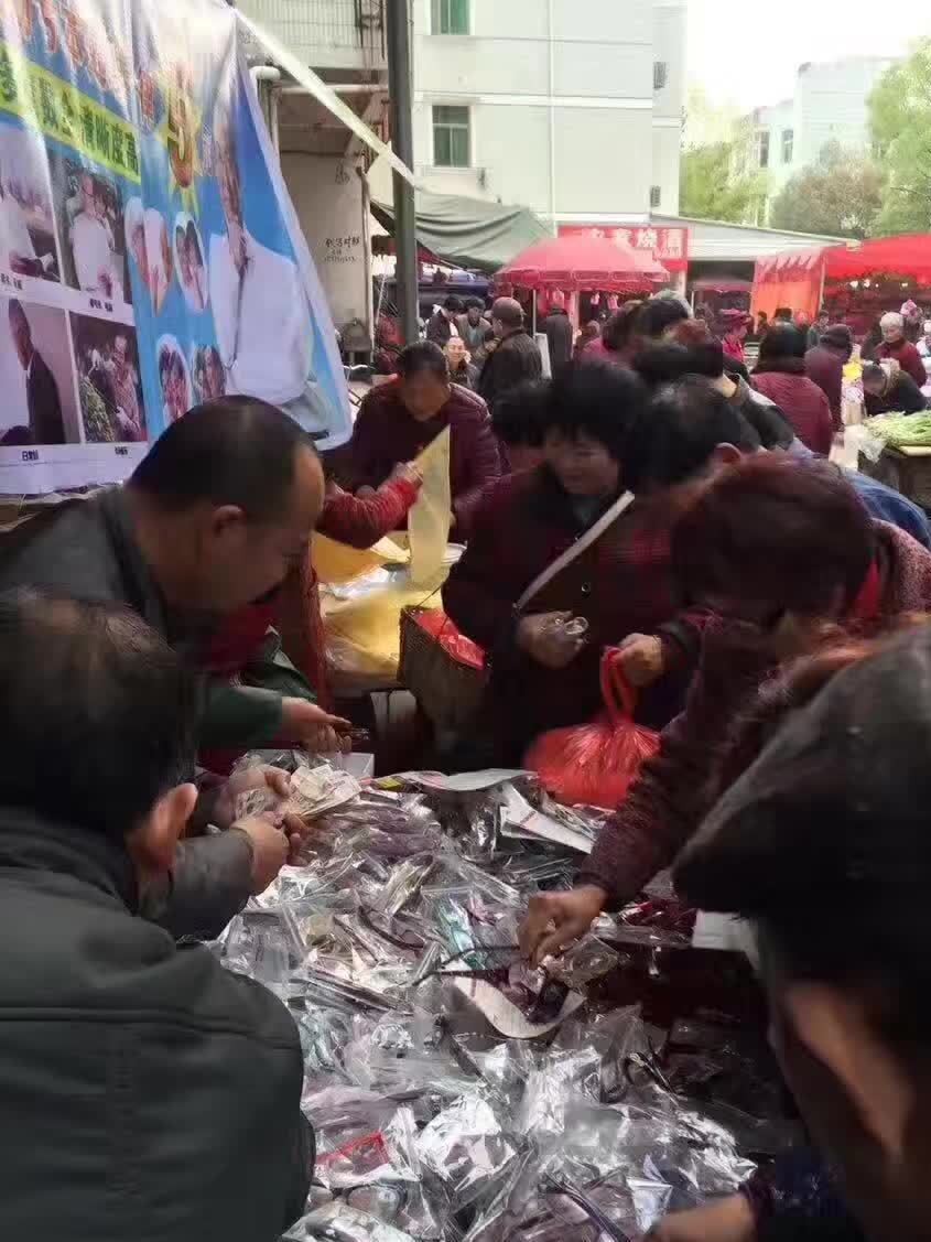 地摊老花镜10元眼镜店却好几百,眼镜店的老花镜和路边摊的老花镜