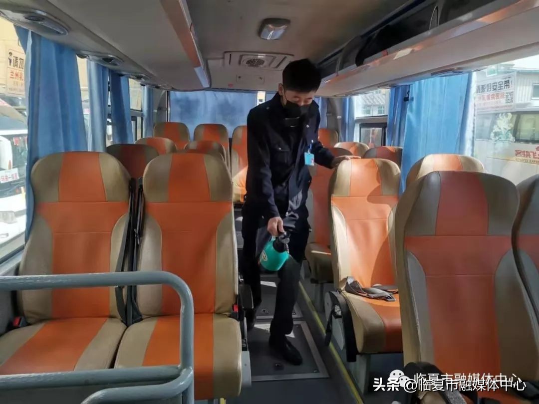 临夏汽车站、高速路口设卡测量体温有序做好疫情防控工作