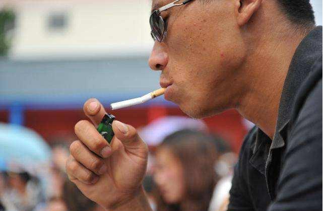 高铁到站吸烟耽误上车,高铁下车抽烟错过高铁