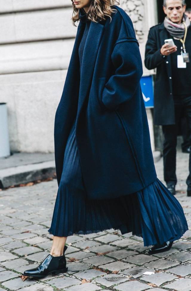 百褶裙搭配羽绒服中长款外套,粉丝色小香风羽绒服搭配百褶裙