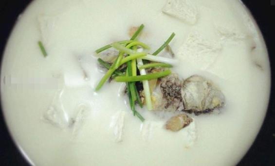 炖鲫鱼汤用了凉水怎么办,炖鲫鱼汤不白