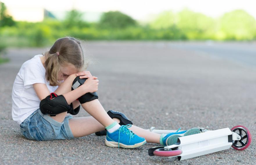 婴儿大哭摔倒你会怎么做,宝宝摔倒了哭了爸爸安慰