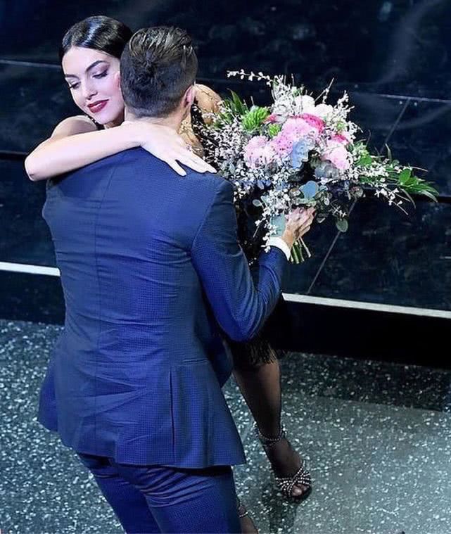 c罗带孩子们训练,c罗卷腹训练