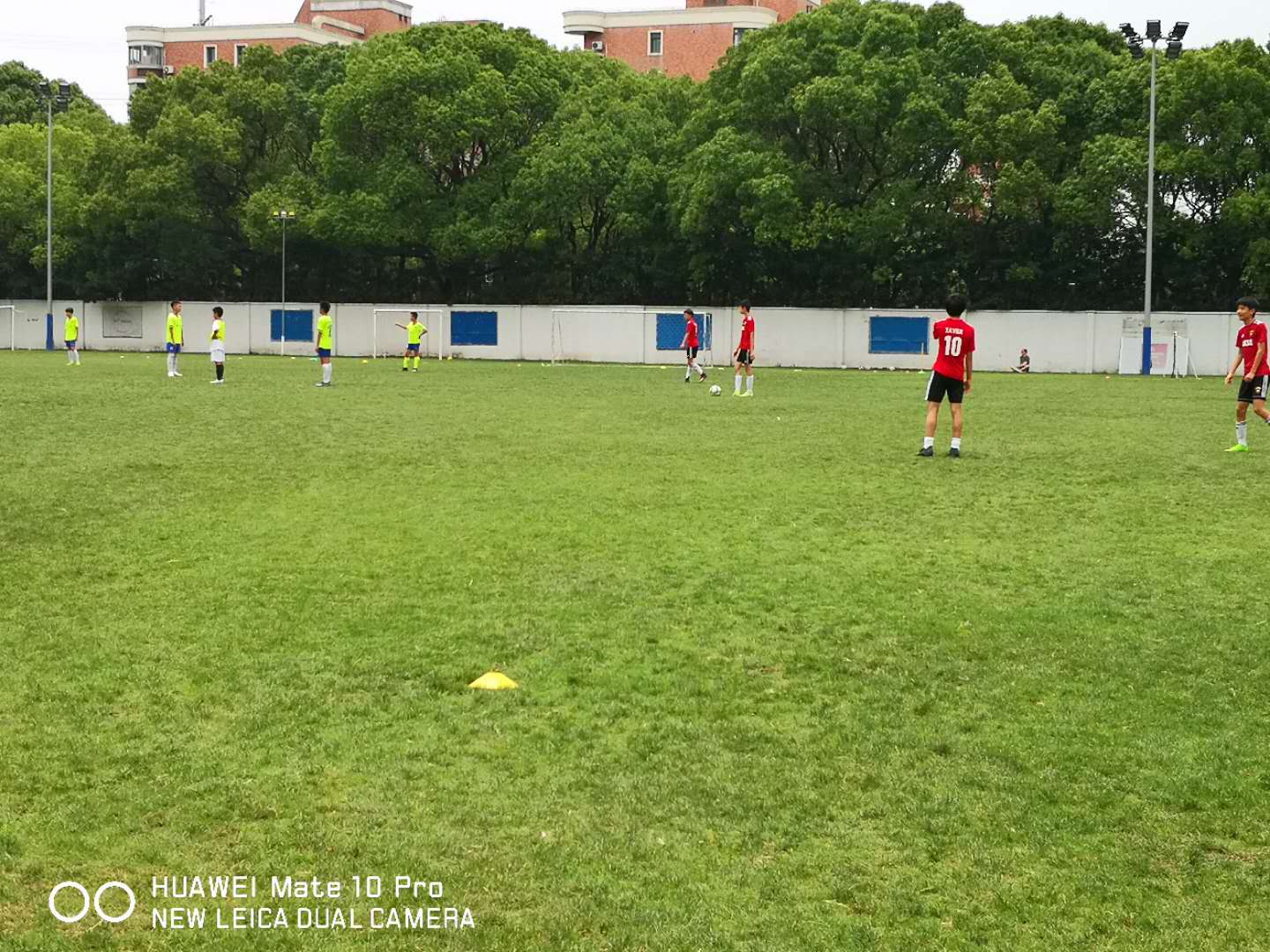 怎么培养孩子踢中场,怎么培养孩子踢职业球员