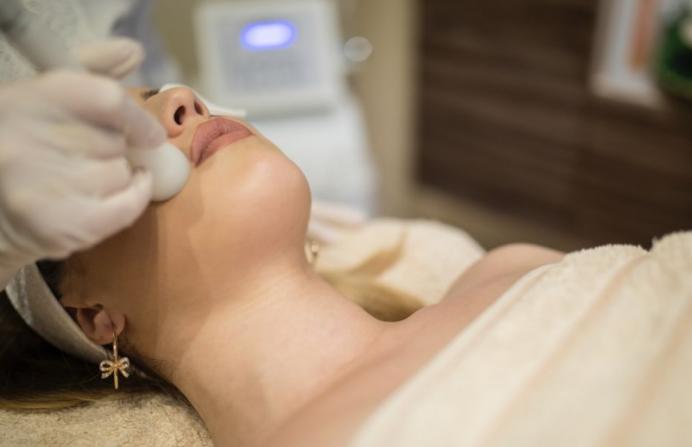 激光祛胎记后悔,脸上长斑激光去掉还会复发反弹吗