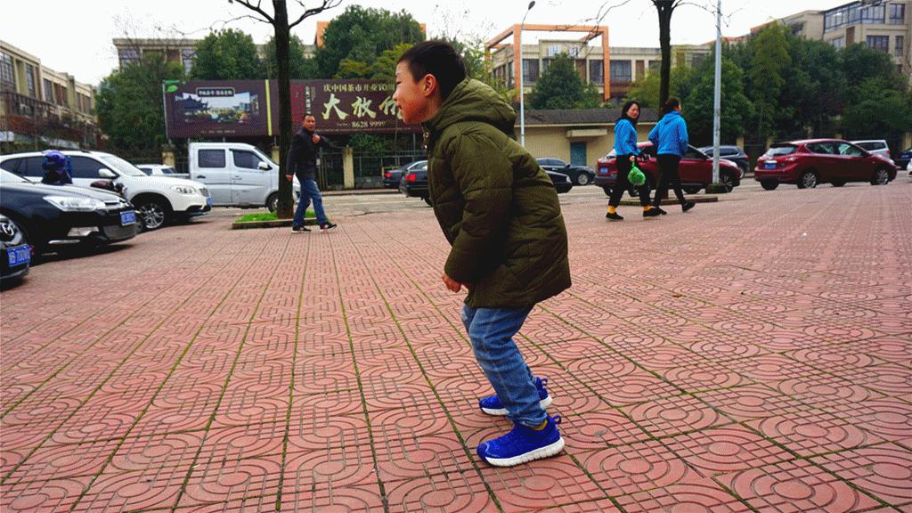 小米有品儿童视频,小米定制儿童漫步鞋