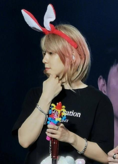 朴灿烈边伯贤低头苦涩一笑,朴灿烈边伯贤黑色证件照