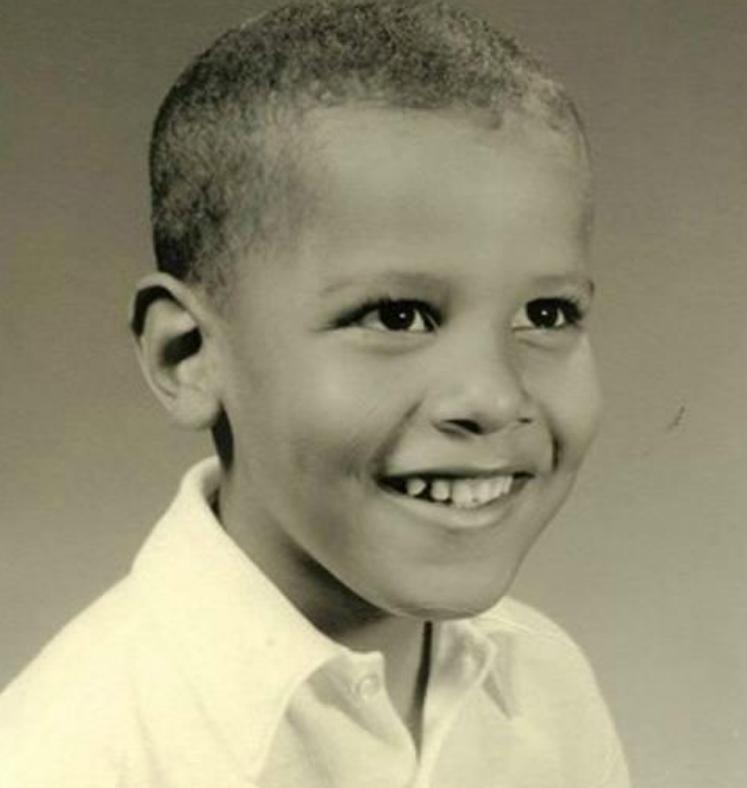 奥巴马第一次回非洲老家，帮着祖母扛大米，和兄弟们在村头喝酒