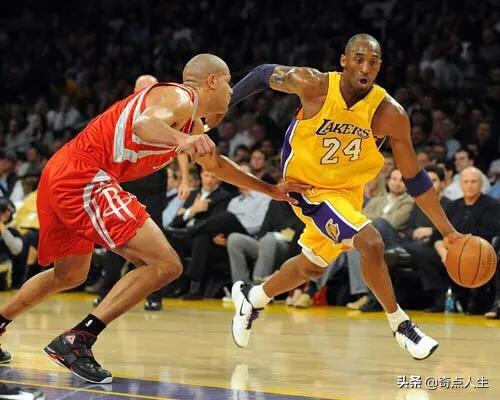 篮球比赛中防守人后退算不算阻挡,篮球进攻张开手臂挡人算犯规吗