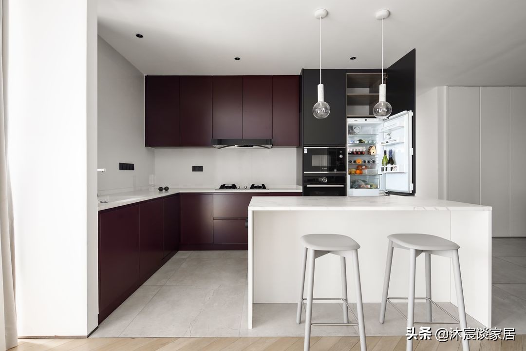 看完她的新家，才知生活可以如此有品质，室内极简大方且随性美好