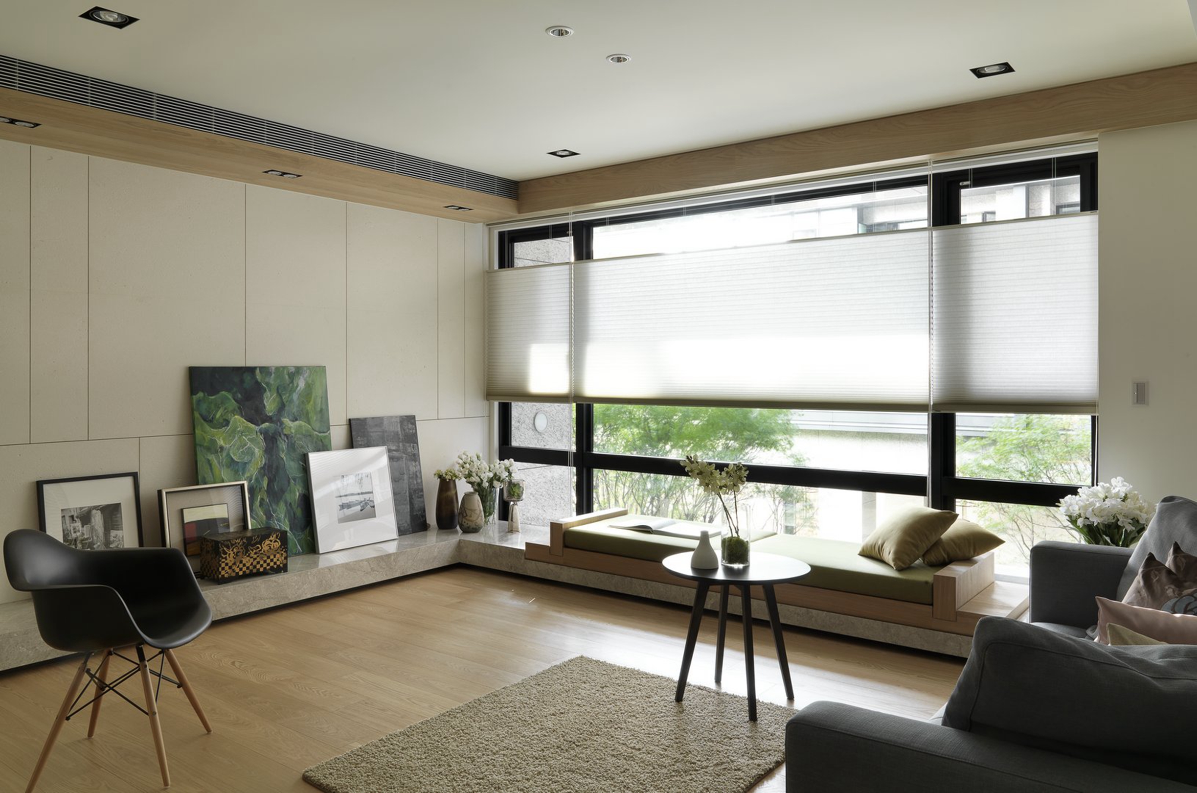 普通户型阳台装了百叶窗，轻盈灵动，不占空间，朋友见了说高级