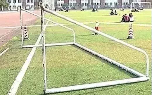 宁波男子踢球致12根肋骨骨折，向足球场管理公司索赔，结果……