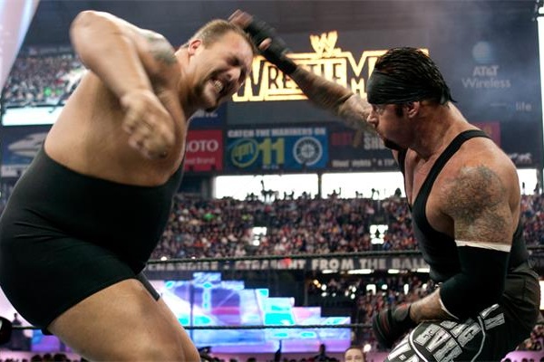 送葬者淘汰巨石强森和大秀哥,送葬者凯恩巨石强森大秀哥联手