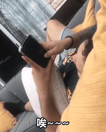 澶栧浗浜哄湪鐢锋湅鍙嬮潰鍓嶇殑鍙规皵,鐩樼偣琚洿鐢锋皵鍒版姄鐙傜殑鐬棿