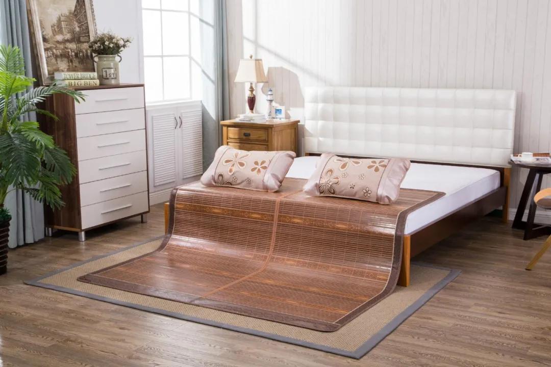 夏日凉席好还是藤席好,凉席是竹子的好还是藤席睡得舒适