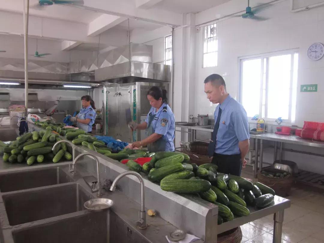 进入“高墙”内的世界，他们的一天工作开始了…