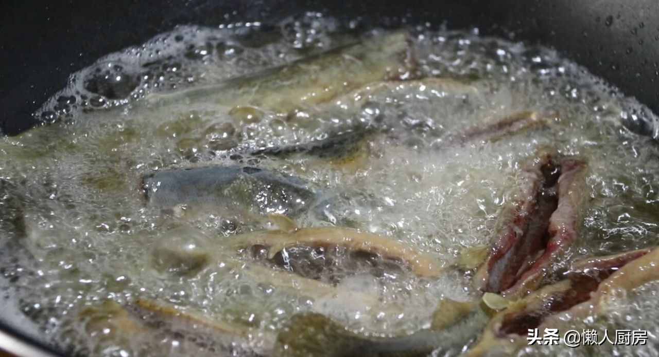 红烧泥鳅不放辣椒的家常做法视频,不放辣椒教你泥鳅鱼怎样烧才好吃