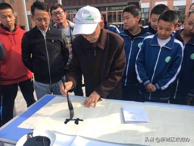 书法传承进校园翰墨飘香尽芬芳——新城区书法家教育基地授牌仪式暨呼市第三十八中学书法进校园现场笔会
