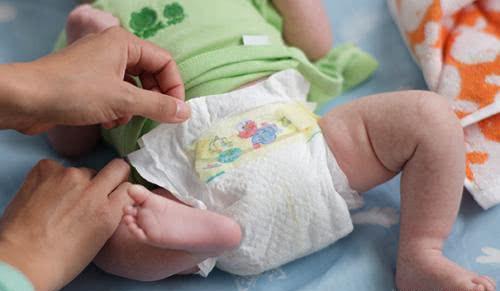 宝宝该换纸尿裤的时候宝宝的表现,宝宝出现哪些信号说明要翻身了