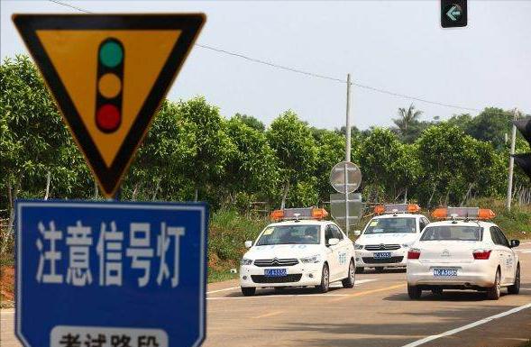 富阳科目三考试挂科两次,科目三挂科了两次正常么